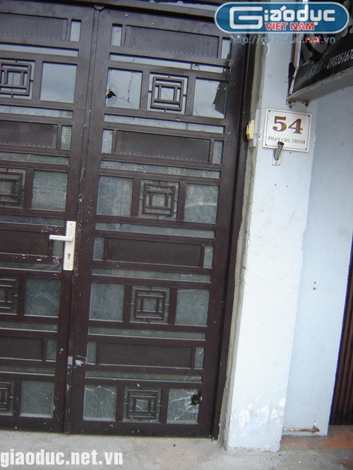 Tại hiện trường, cửa kính nhà ông Khánh bị thủng lỗ chỗ, kính bị nứt vỡ, tường nhà phía sau cửa cũng bị thủng